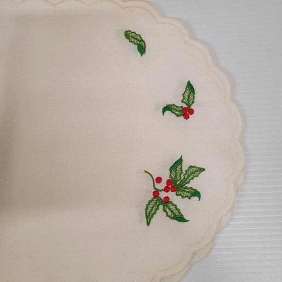 W C Imports Placemats Set 4 Ivory Beige Scalloped Edge Embroidered Holly - Picture 3 of 6